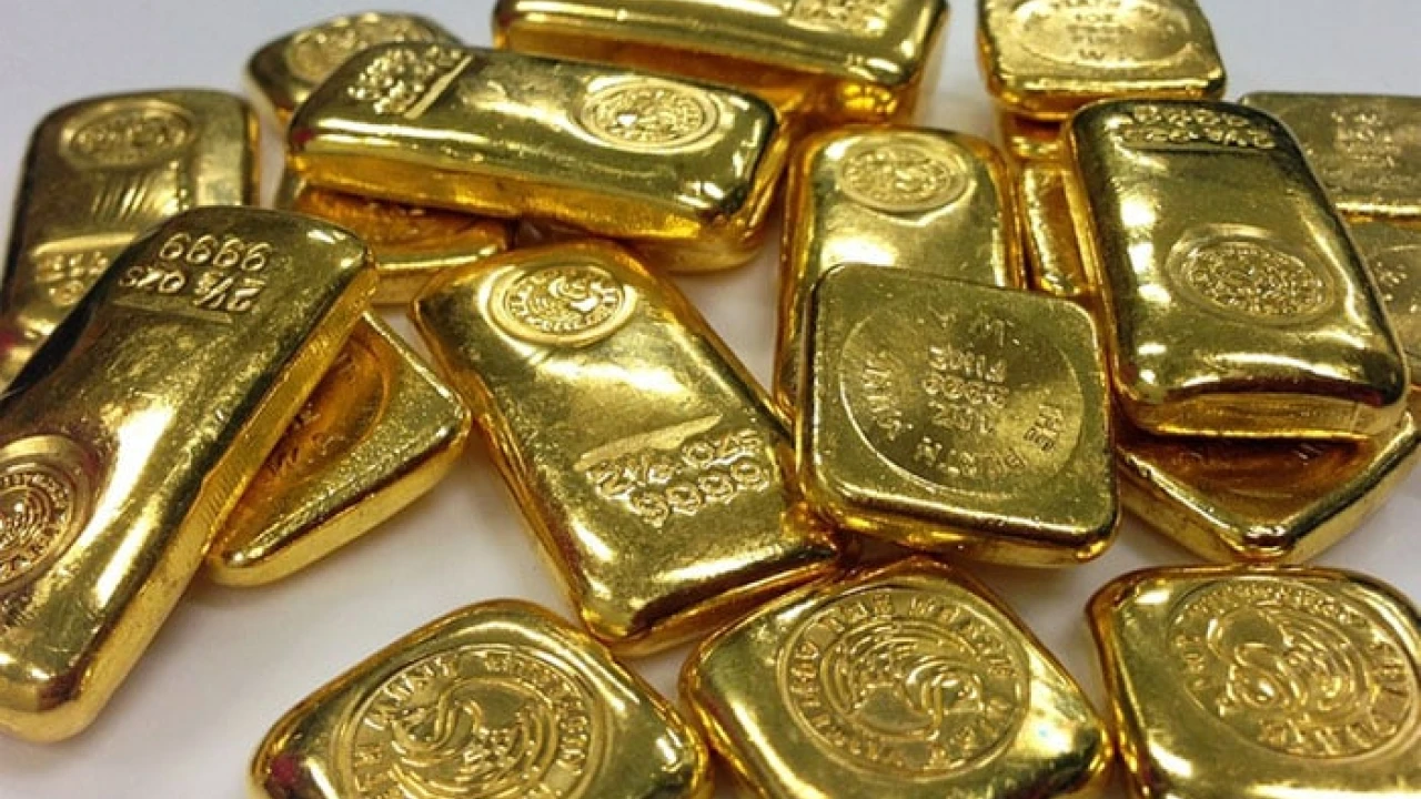 Gold glitters as price surges by Rs1,400 per tola in Pakistan