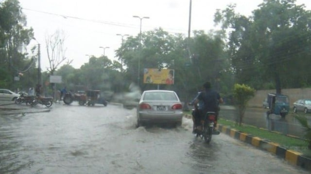 لاہور میں بارش کے دوران کرنٹ لگنے، چھتیں اور دیواریں گرنے  سے بچی سمیت 4 افراد جاں بحق