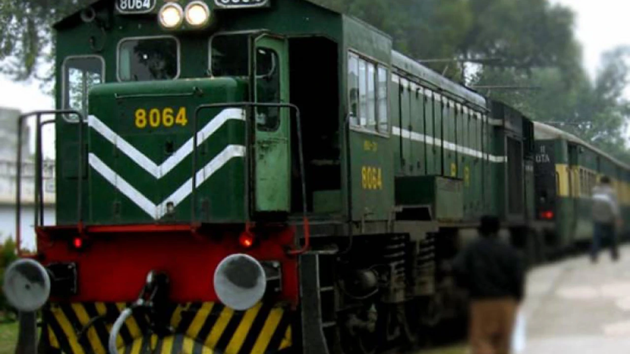 Pakistan Railways reduces fare on all classes