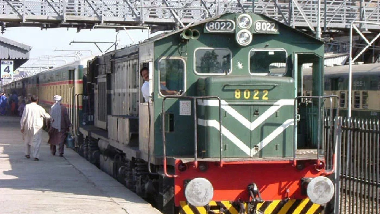 پاکستان ریلوے کا  مسافر ٹرینوں کے کرایوں میں کمی  کا اعلان