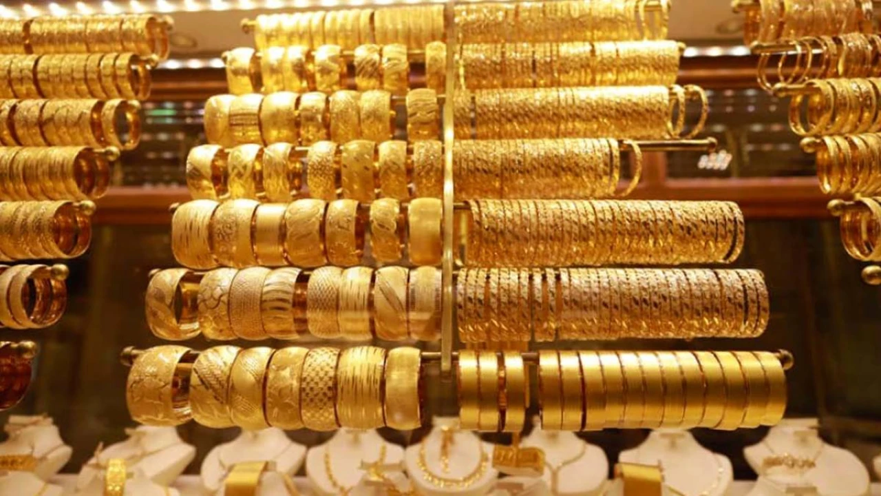 Gold price jumps by Rs2400 per tola in Pakistan