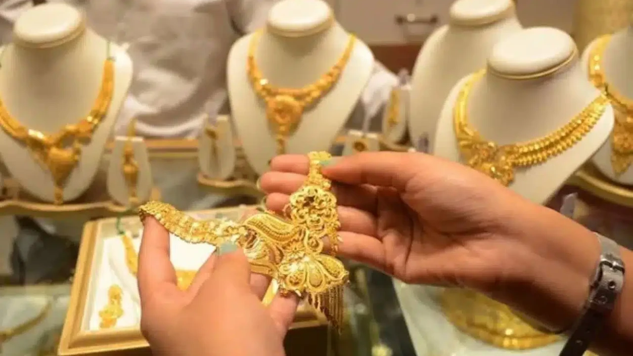 Gold prices surge for second day in Pakistan