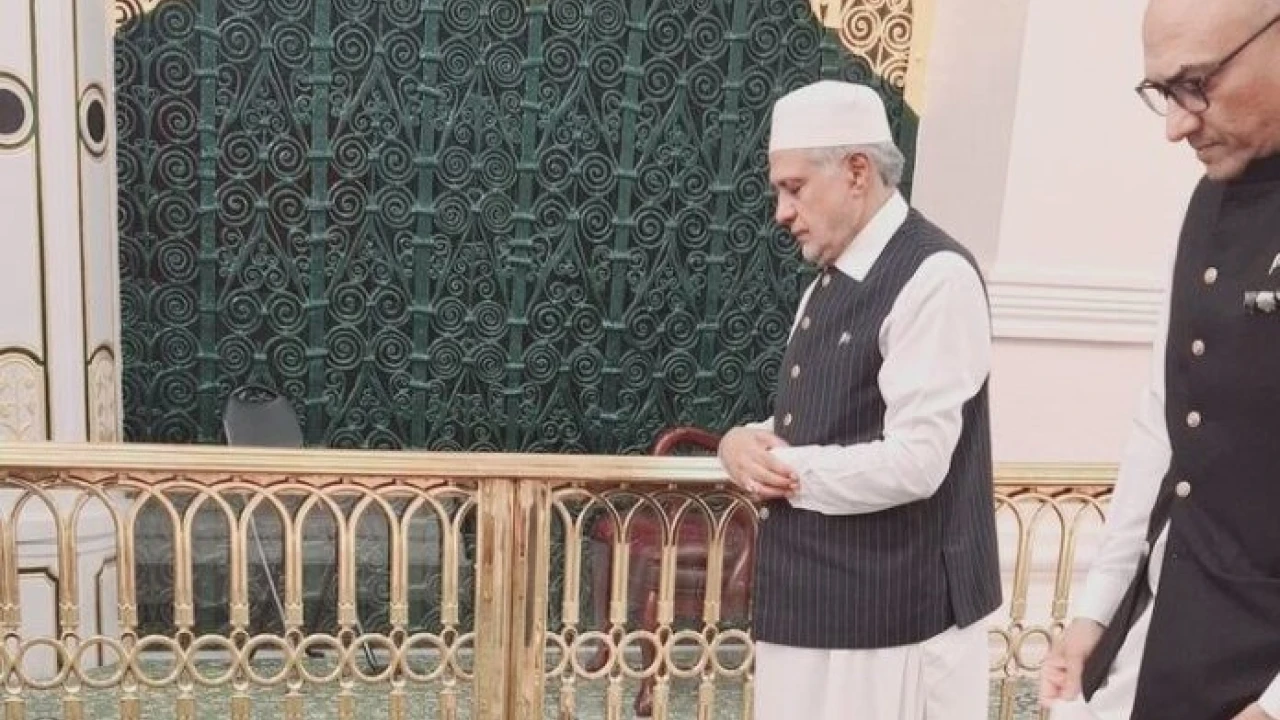 DPM Dar offers prayers at Roza-e-Rasool (SAW)