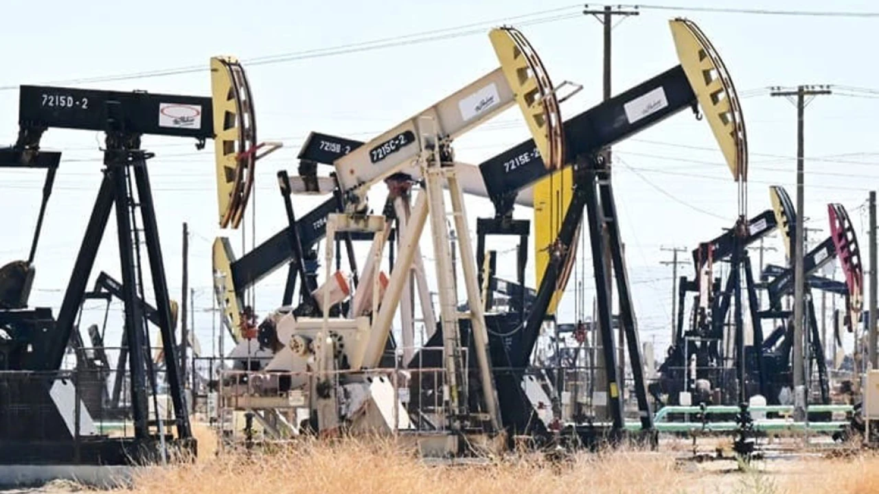 Oil gains 2pc on falling US inventory