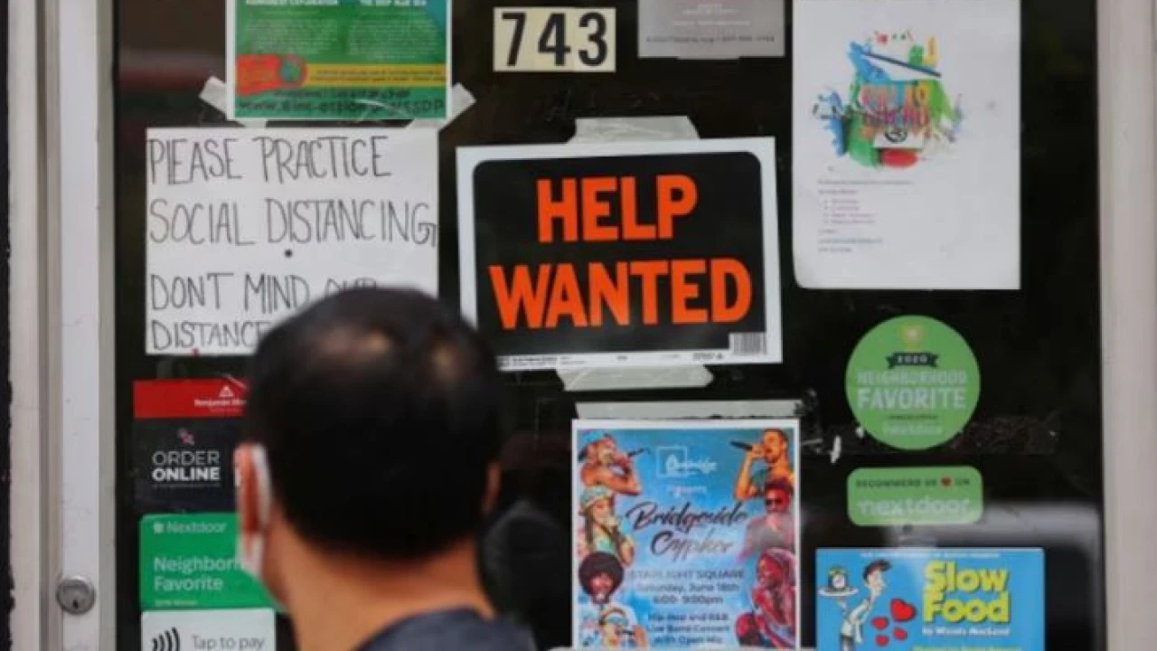 US weekly jobless claims drop calms market fears