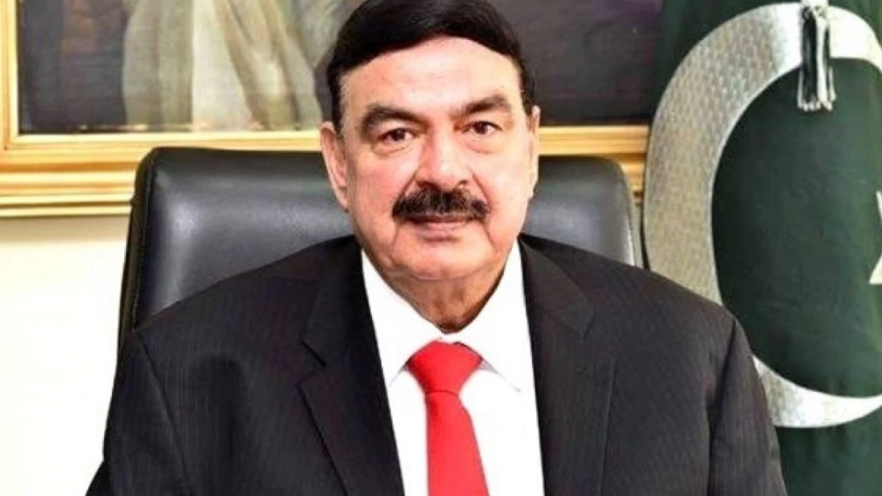 Sheikh Rashid offers plane ticket to Nawaz Sharif for his return