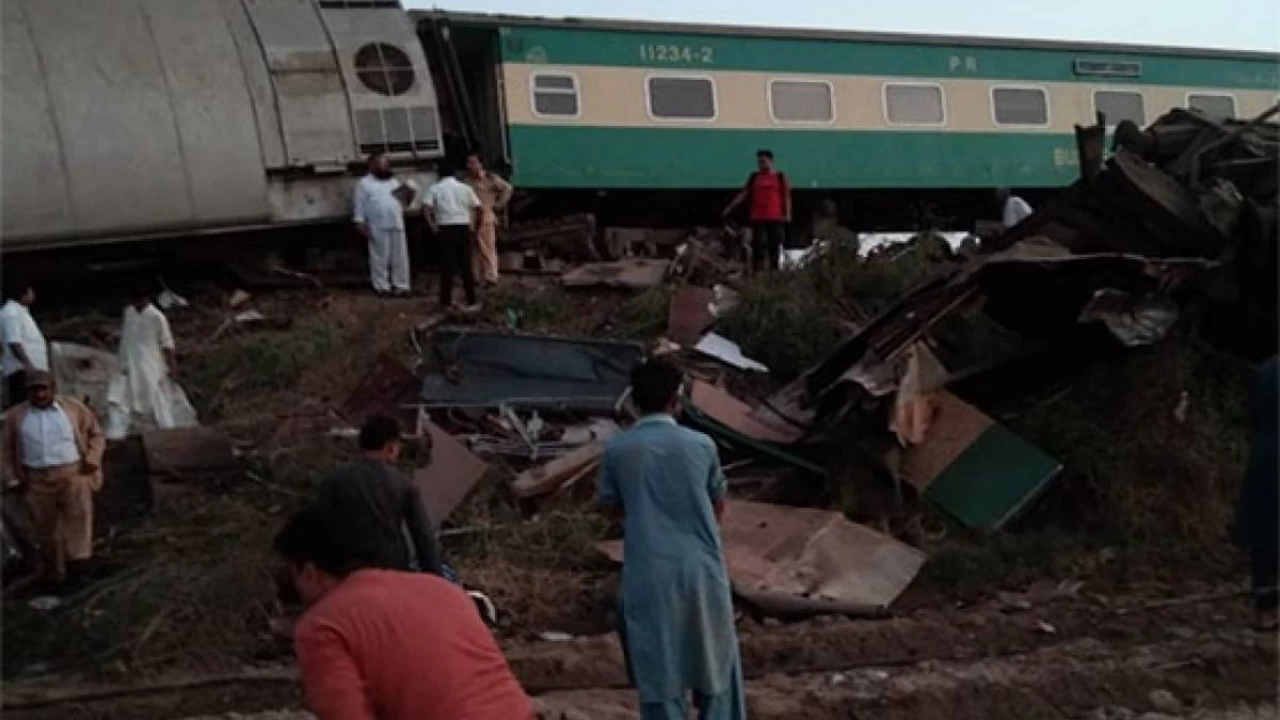 Bogies of passenger train derail near Mian Channu 