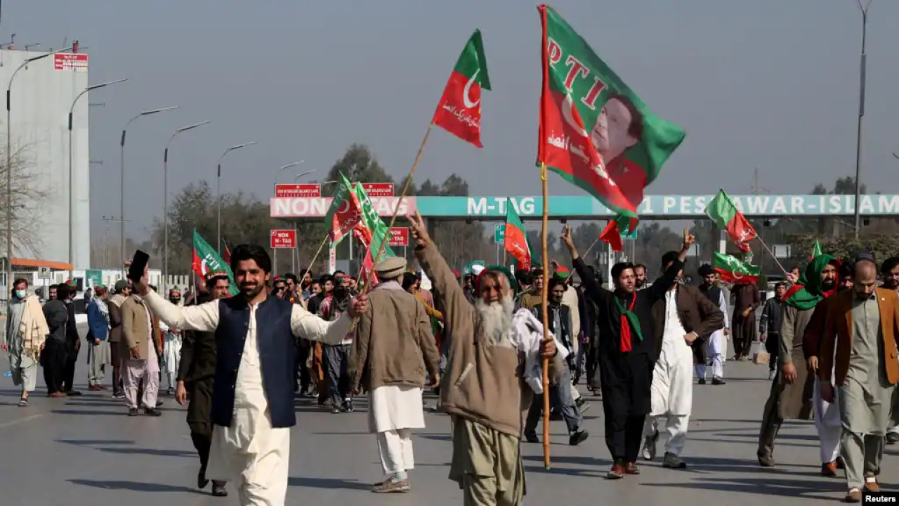 پی ٹی آئی  کے جلسے میں شرکت کےلئے  قافلے شہر کے مختلف مقامات سے روانہ