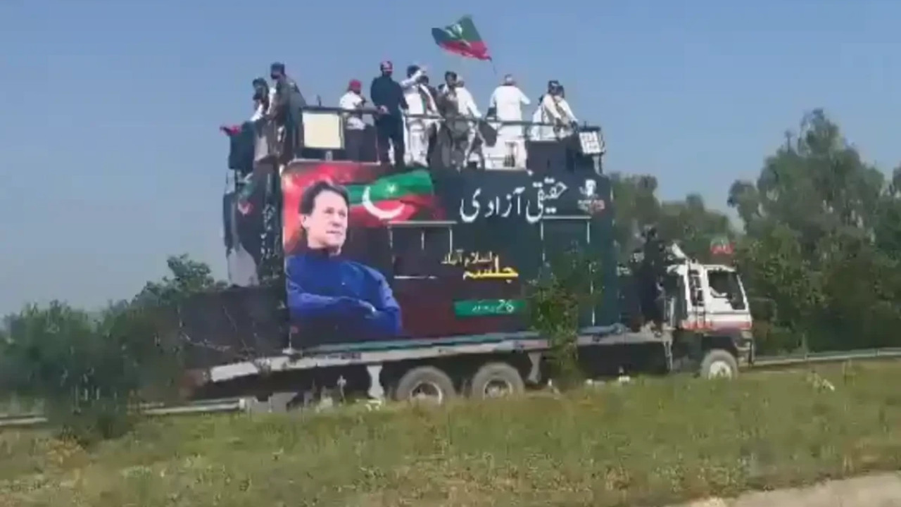 وزیرِاعلیٰ خیبرپختونخوا علی امین گنڈاپور بھی  جلسے کے لیے روانہ