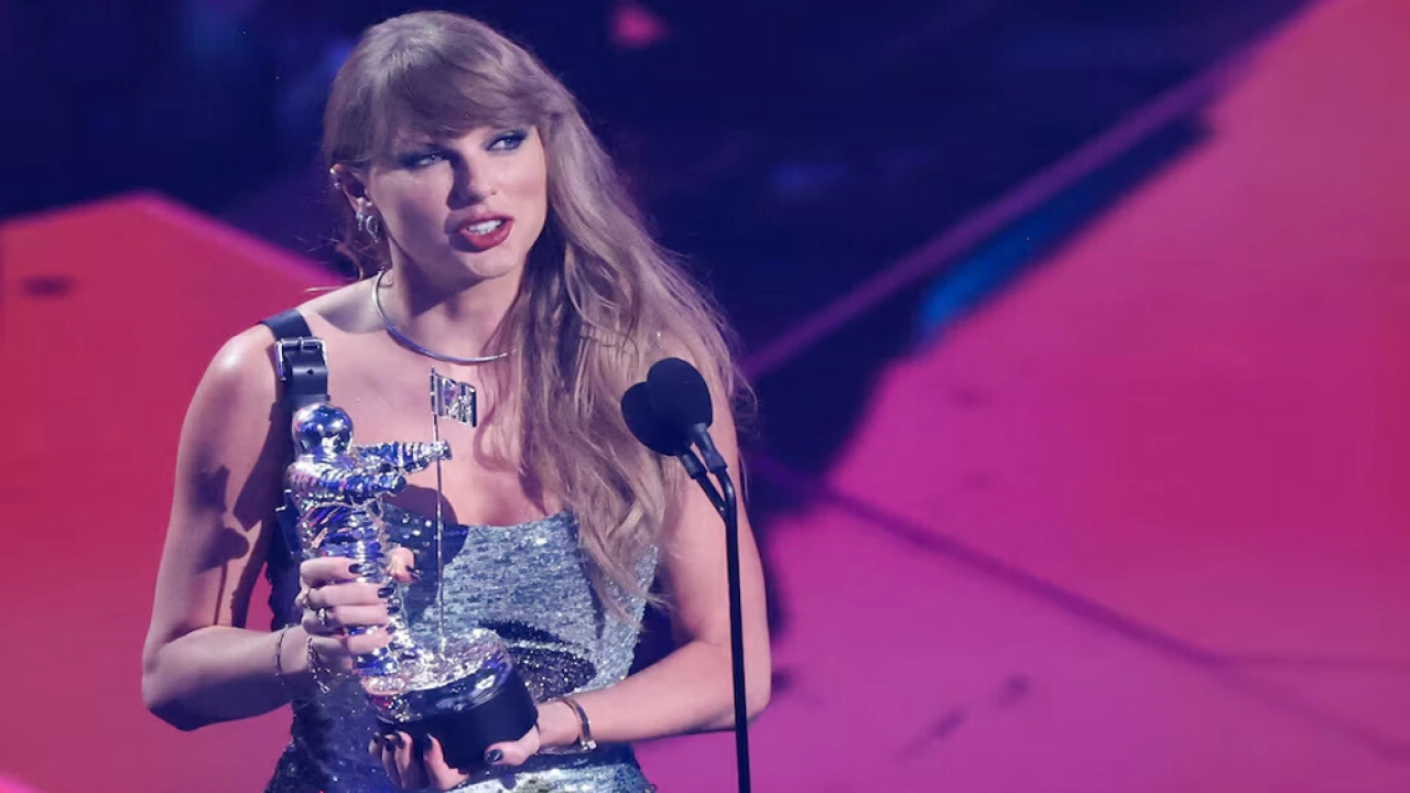 Taylor Swift wins seven VMAs, tying with Beyonce