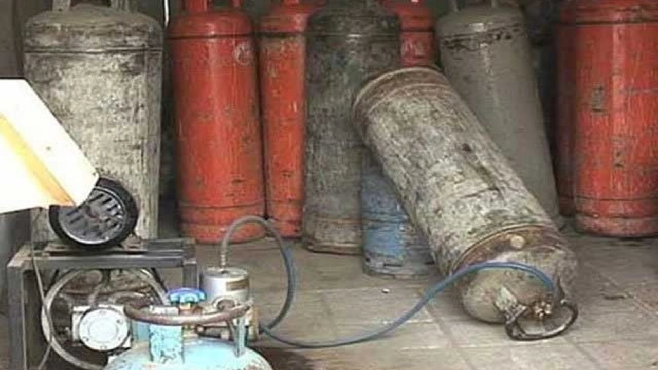 One injured in Karachi gas cylinder explosion