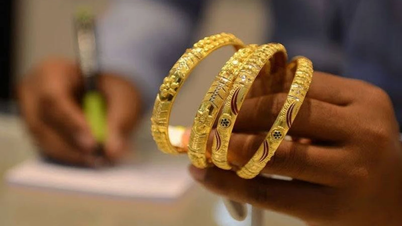 Gold price hikes by Rs2,500 per tola in Pakistan