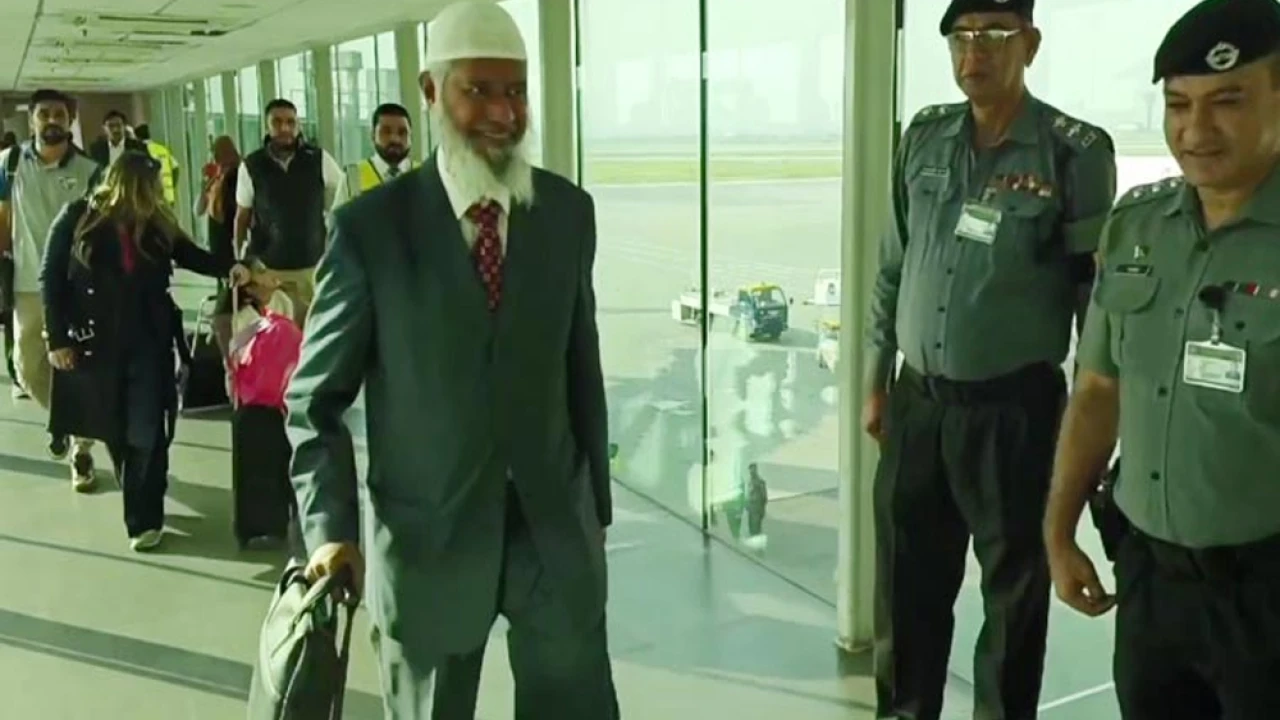 Renowned scholar Dr Zakir Naik reaches Pakistan