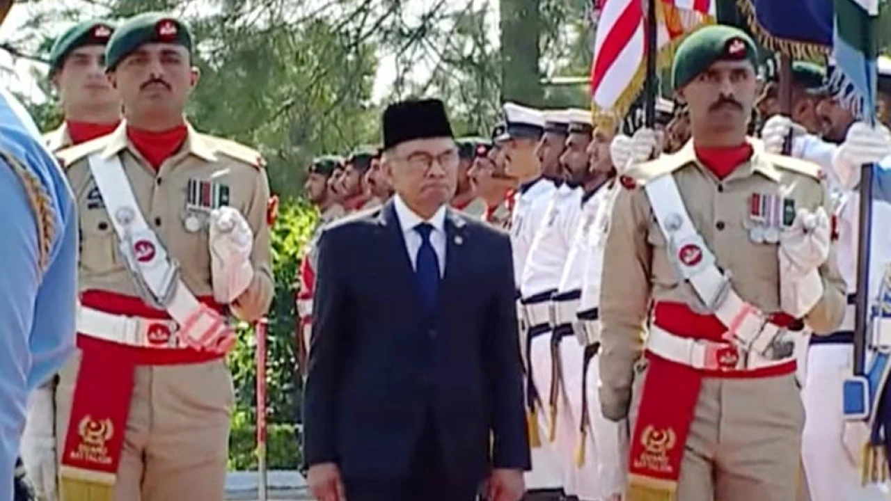 Warm welcome to Malaysian PM, Guard of Honor presented