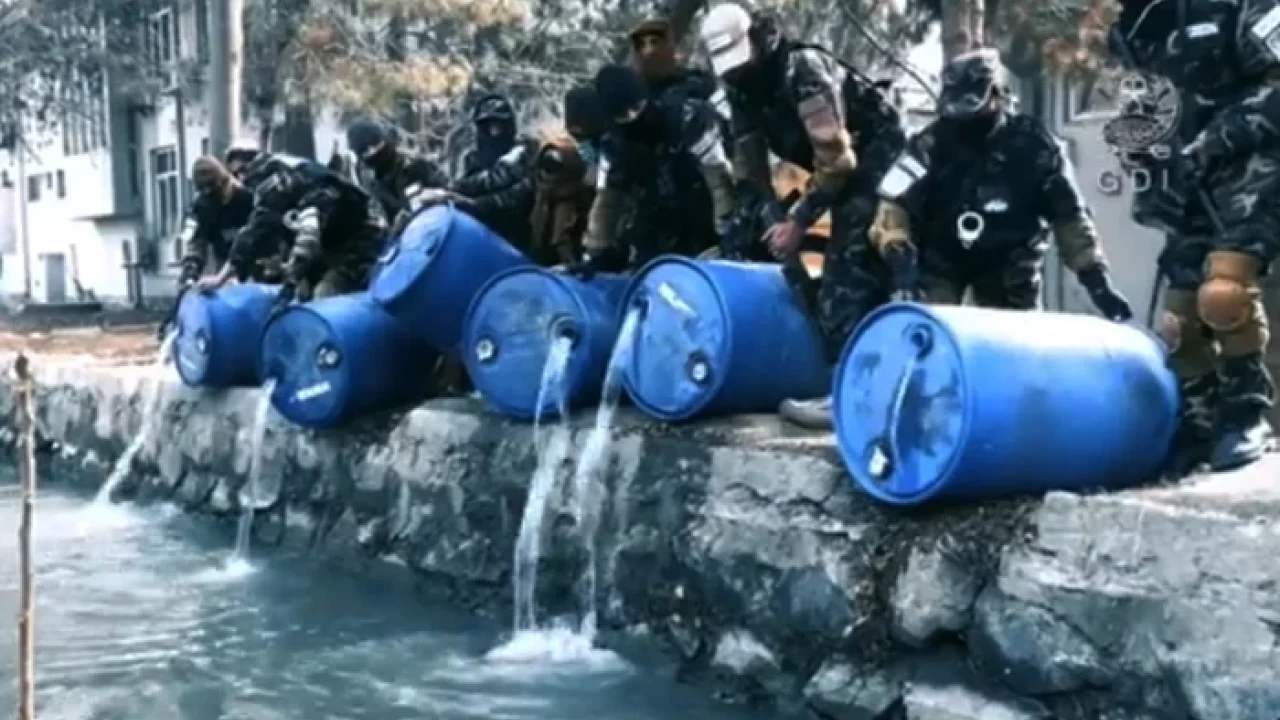 Afghan agents pour 3,000 litres of alcohol into Kabul canal