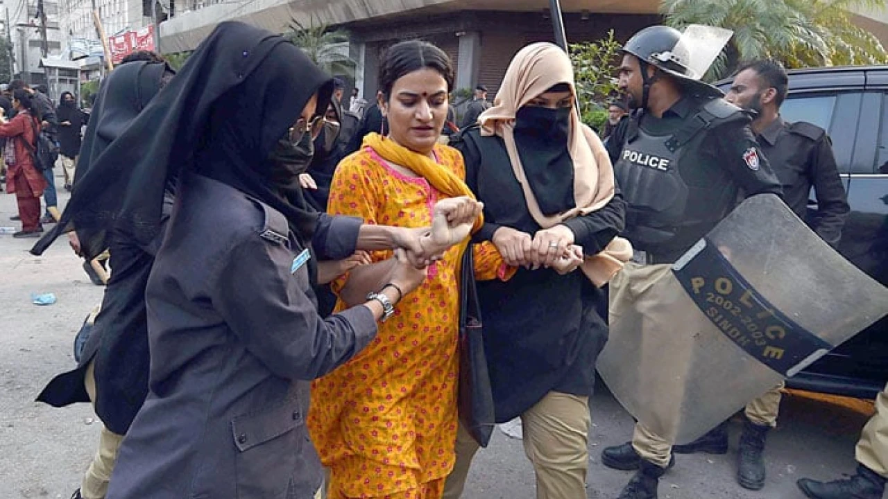 Cops suspended for manhandling women demonstrators in Karachi