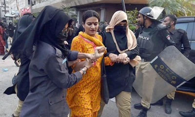 Cops suspended for manhandling women demonstrators in Karachi