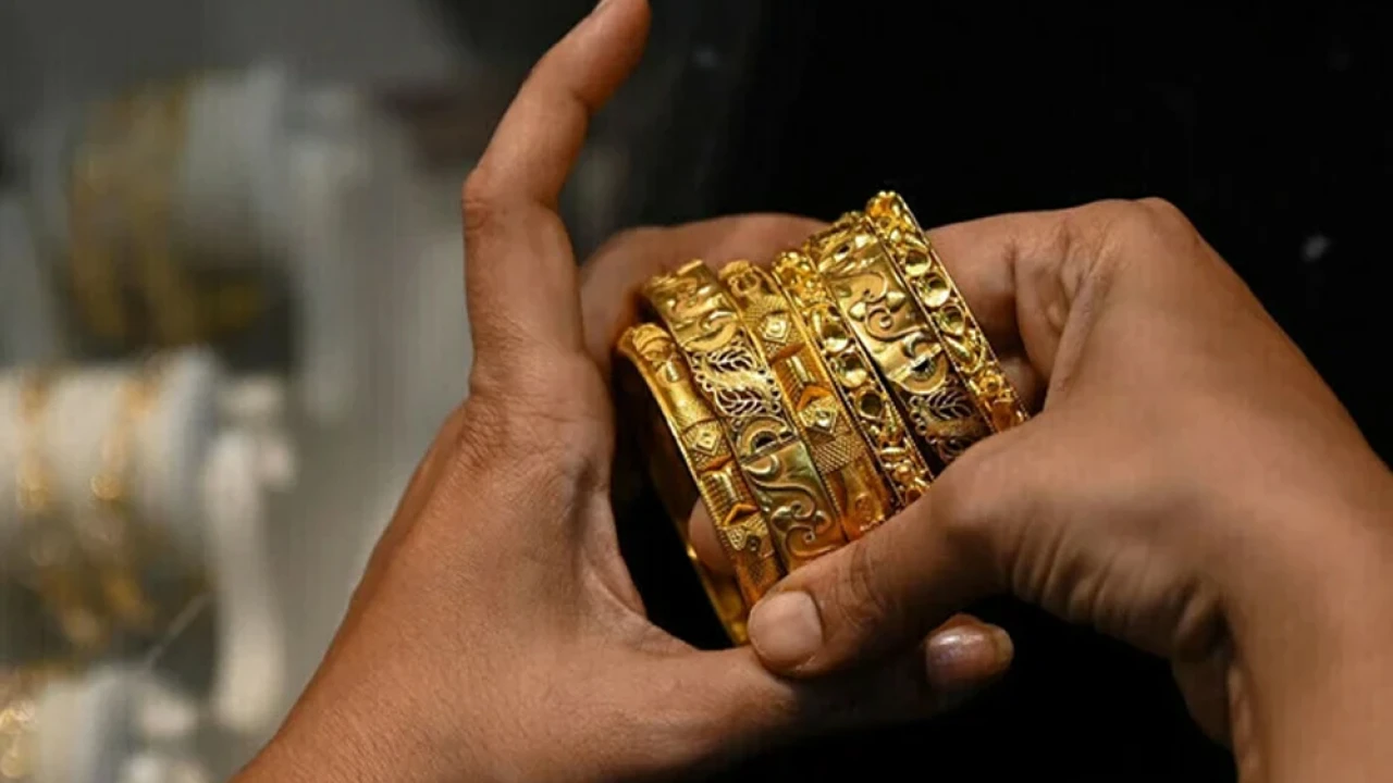 Gold price historic high by Rs700 per tola