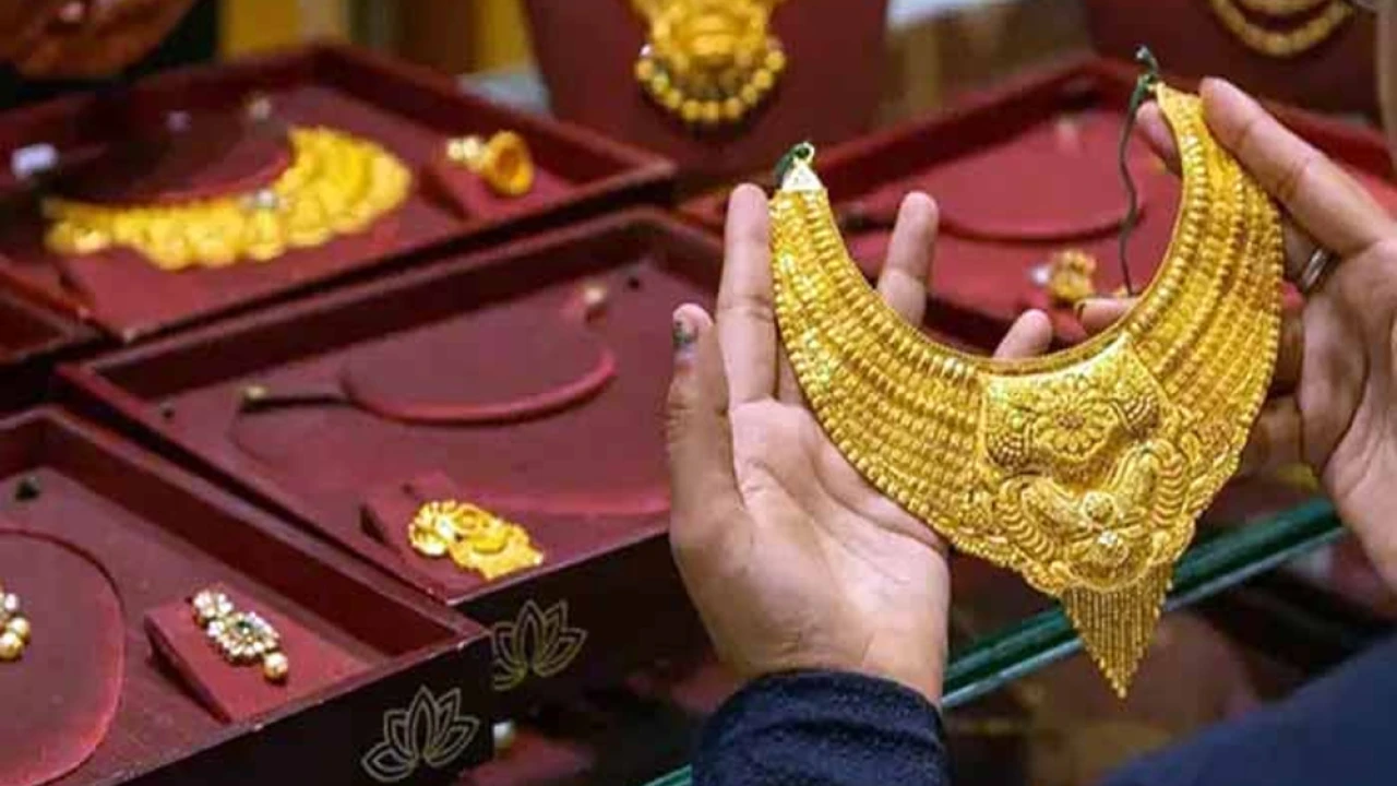 Gold rates surge for 3rd consecutive day, high by Rs3,000 per tola