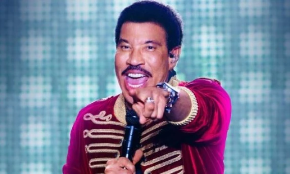 Lionel Richie likens touring to vacation as he announces Europe shows