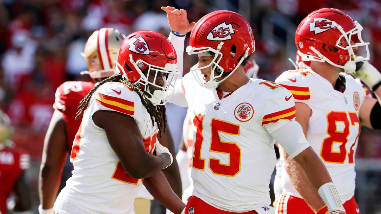 Chiefs RB Kareem Hunt scores two touchdowns in first half vs. 49ers