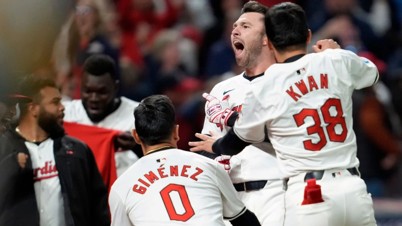 Fry's walk-off HR caps Guardians' wild G3 win