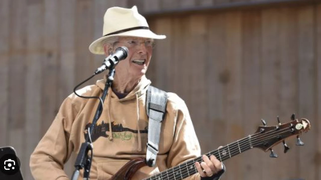 Phil Lesh, bassist and founder of Grateful Dead, dies