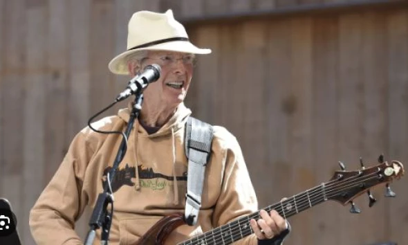 Phil Lesh, bassist and founder of Grateful Dead, dies