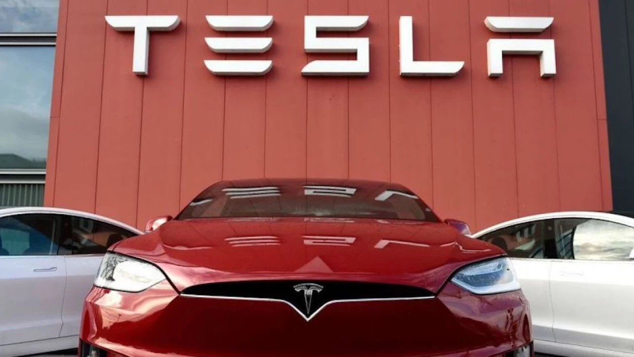 Tesla stock continues to rise following record vehicle deliveries in 2021