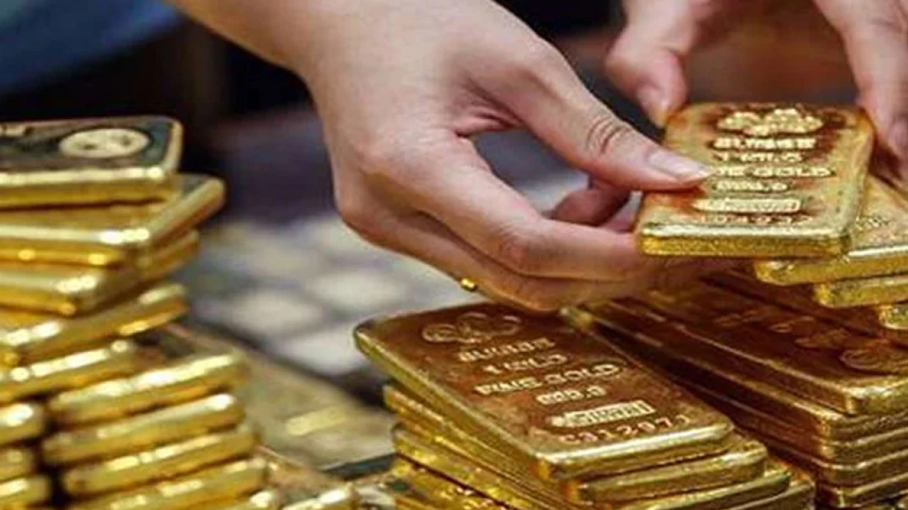 Gold price plunges by Rs2,500 per tola in Pakistan