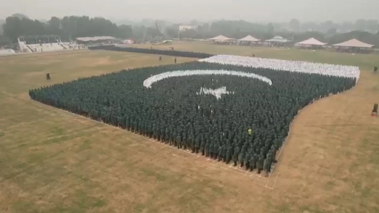 New world record: Pakistan makes largest human flag