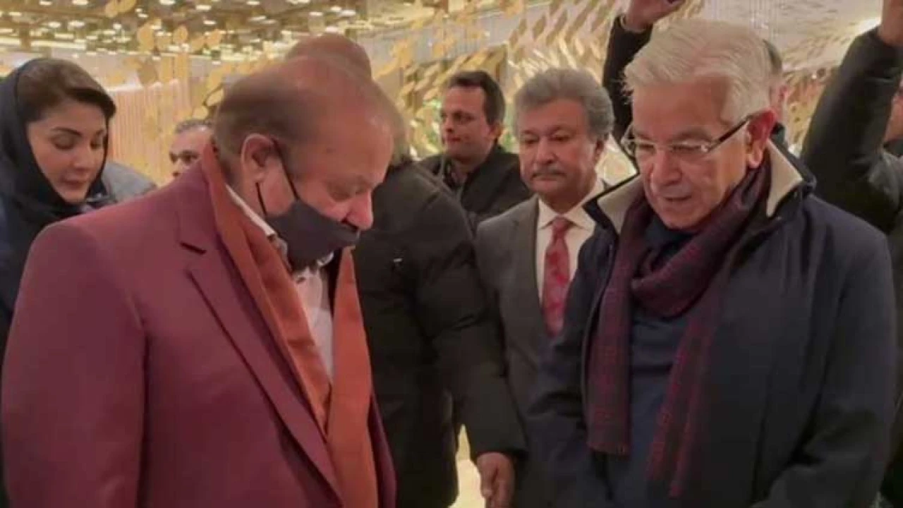 Khawaja Asif briefs Nawaz Sharif on London incident