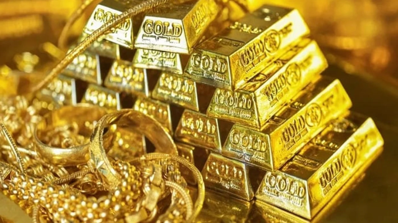 Gold soars once again in Pakistan