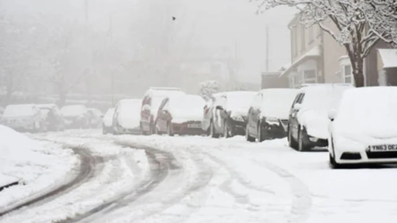 Heavy snow in Britain, schools closed, trains delayed