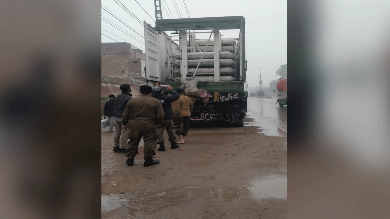 SNGPL team unearths gas theft at CNG station; employees, vehicles attacked