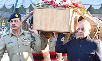 احتجاج کے دوران شہید ہونے والے اہلکاروں کی نماز جنازہ ادا کر دی گئی