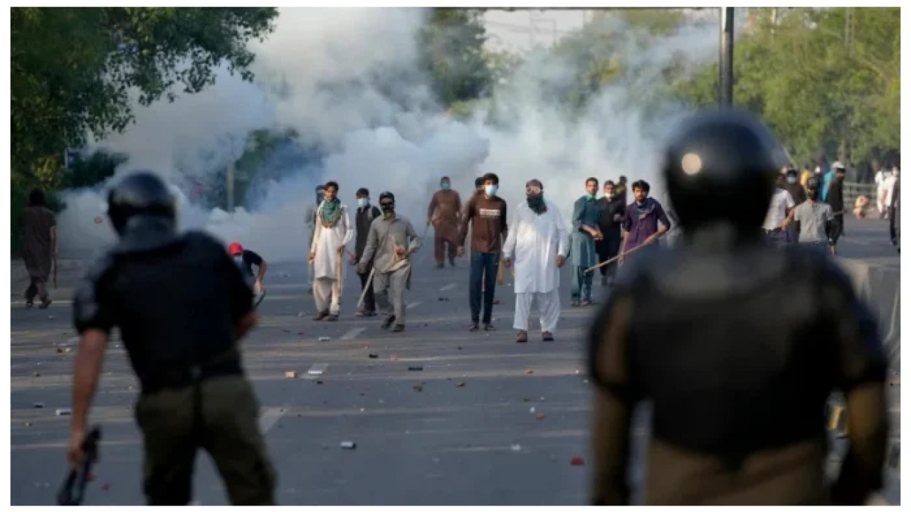 پی ٹی آئی کے پرتشدد ہجوم کو منتشر کرنے کے لیے اسلحہ  کا استعمال نہیں کیا گیا،و زات داخلہ