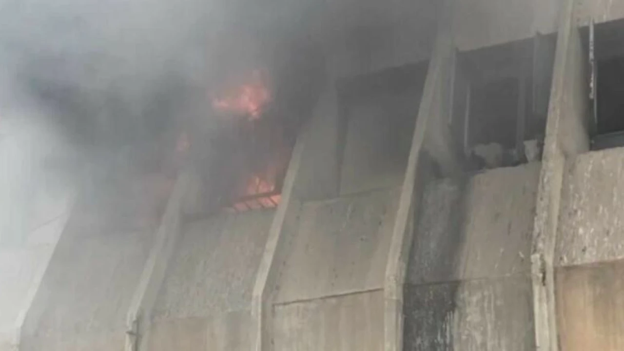 Fire erupts at Karachi’s Rimpa Plaza