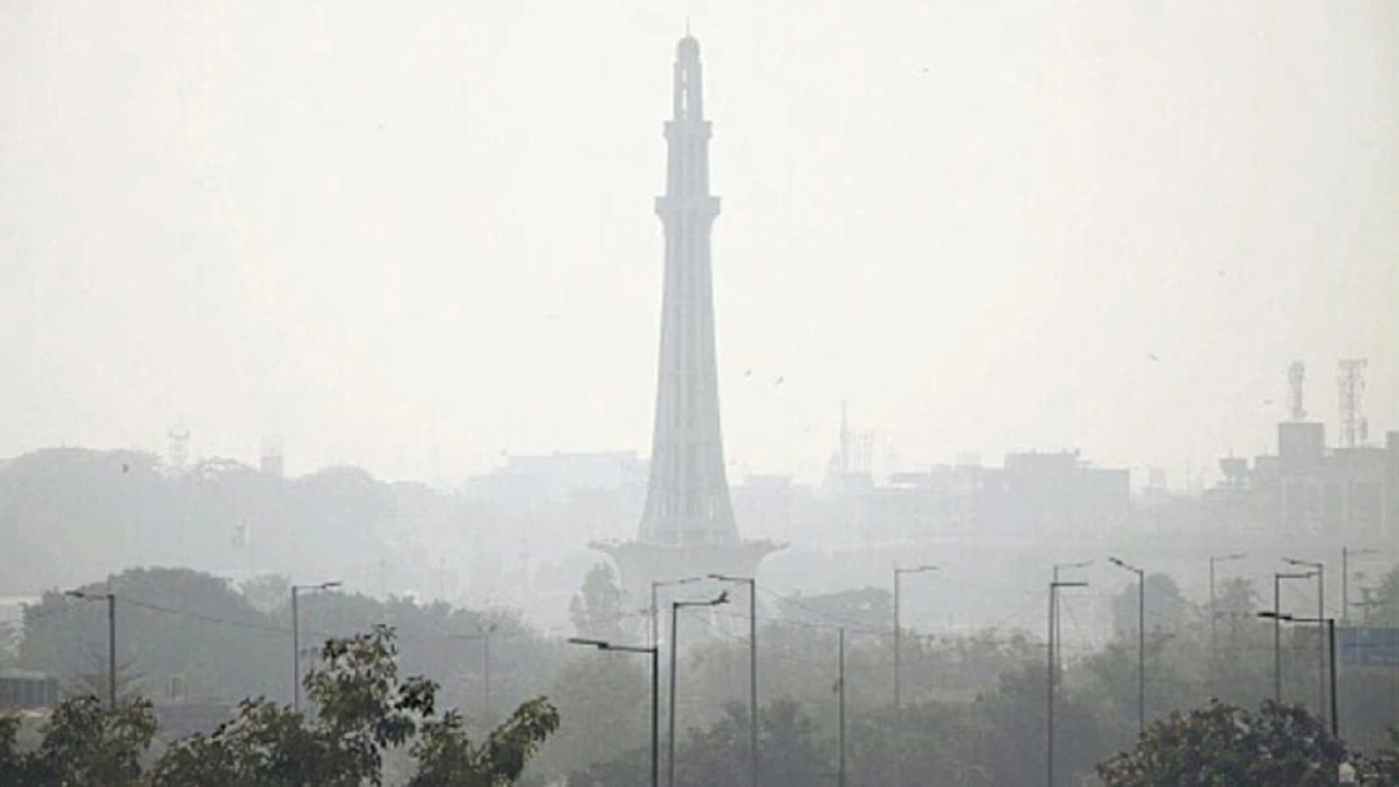 Winds push temperature down in Lahore