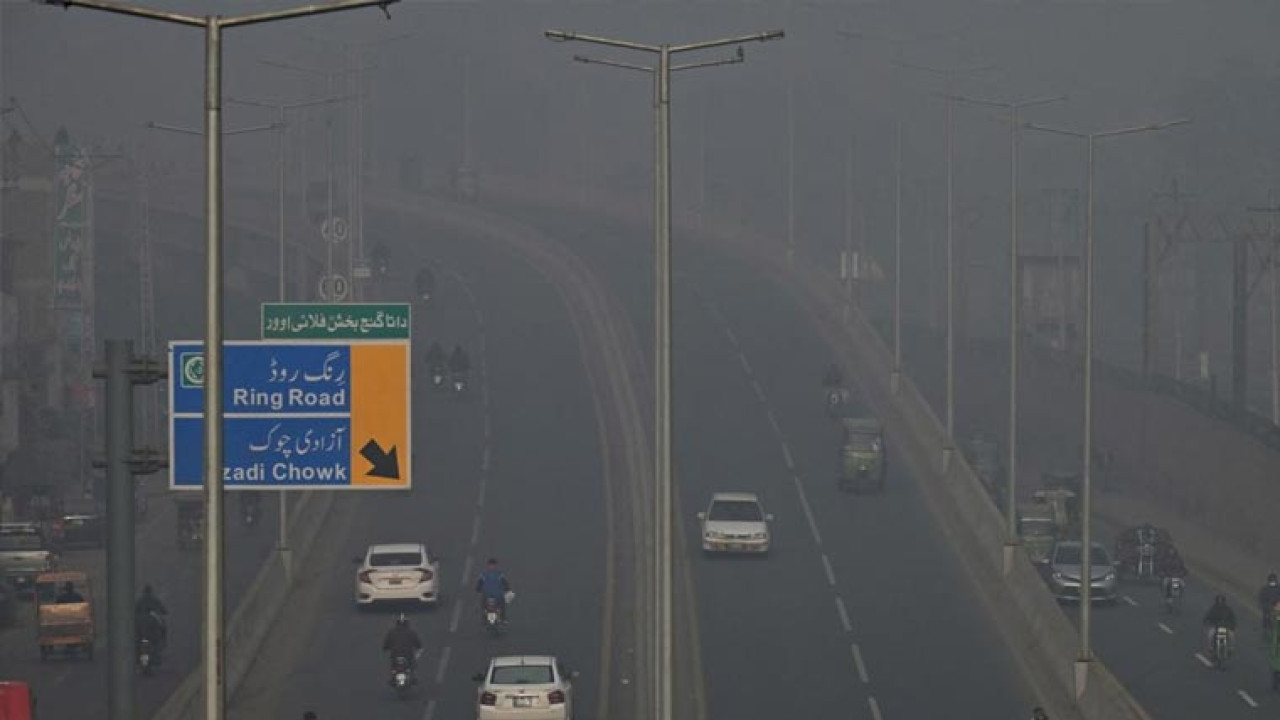 صوبائی دارالحکومت لاہور میں ہوائیں چلنے کے باعث فضا میں خنکی بڑھنے لگی