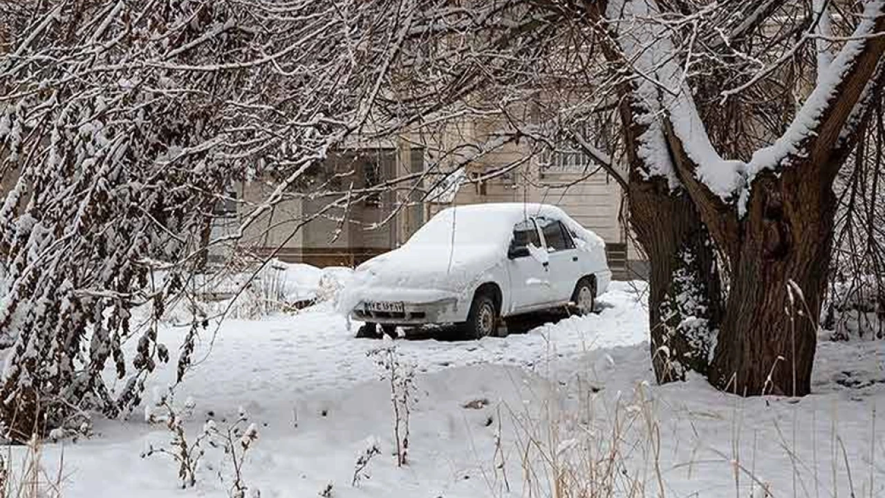 Snowfall in hilly areas of Azad Kashmir paralyzes life 