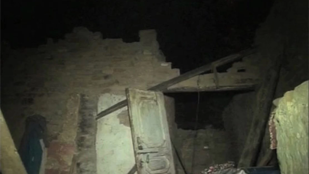 Five of a family die as roof collapses 