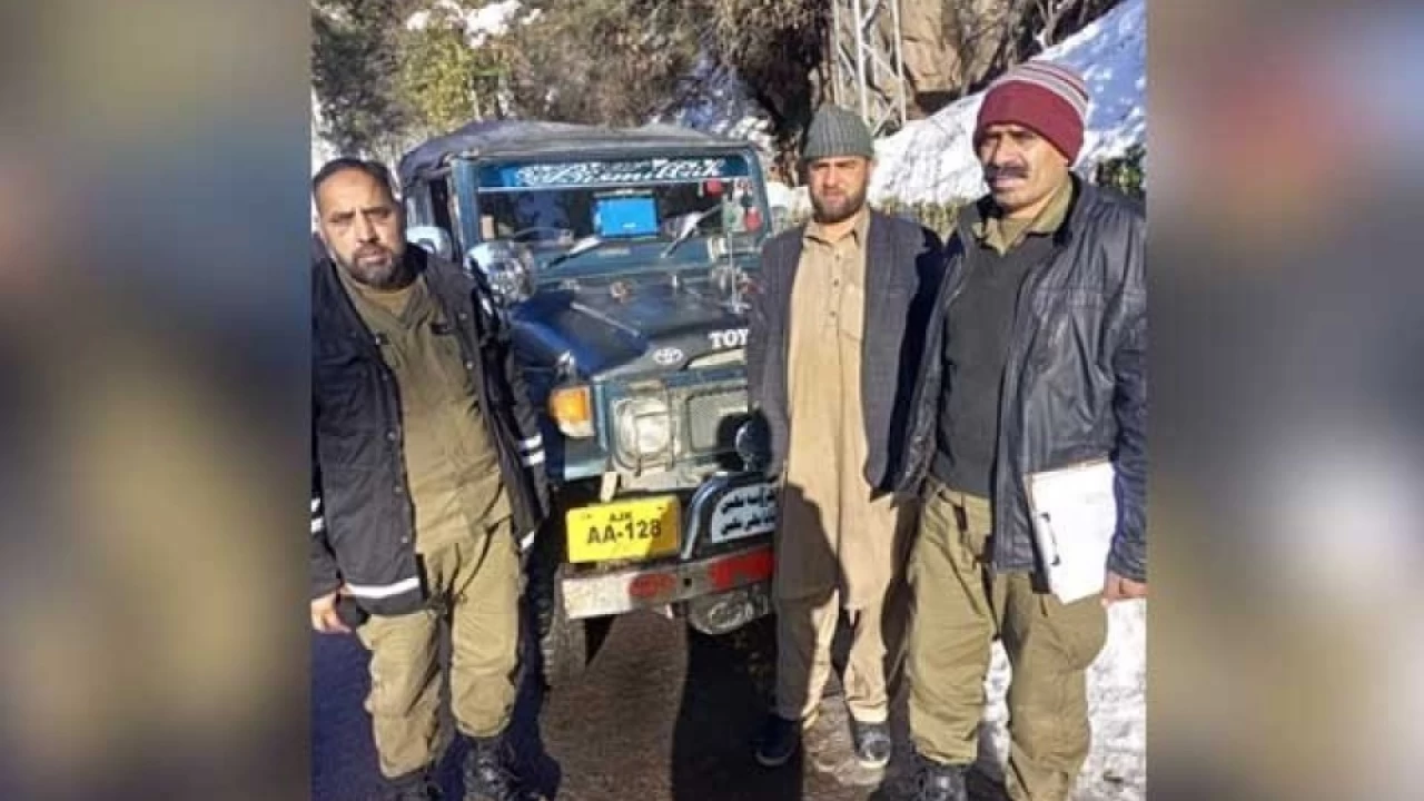 Man arrested for throwing snow on roads, collecting money from tourists in Murree