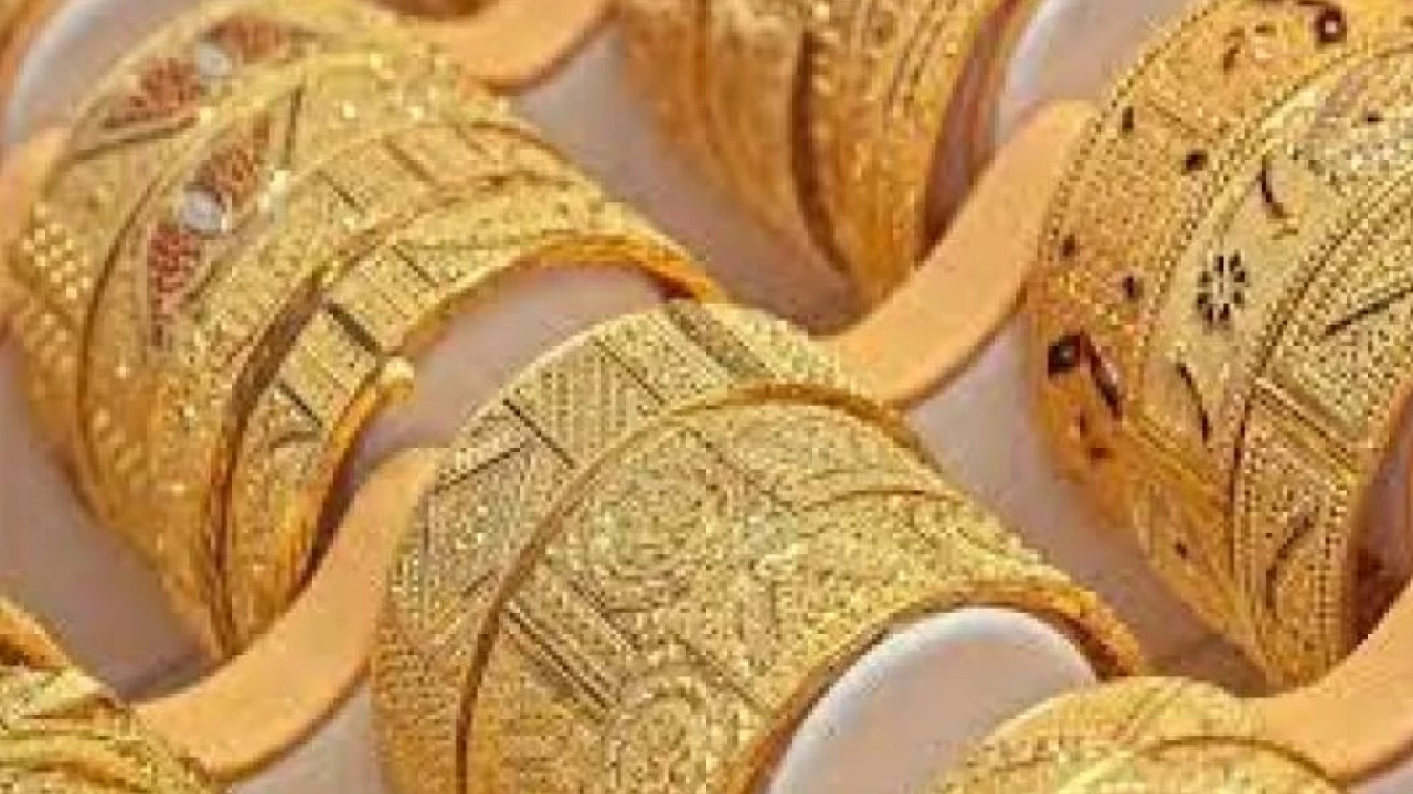 Gold price decreases further in Pakistan