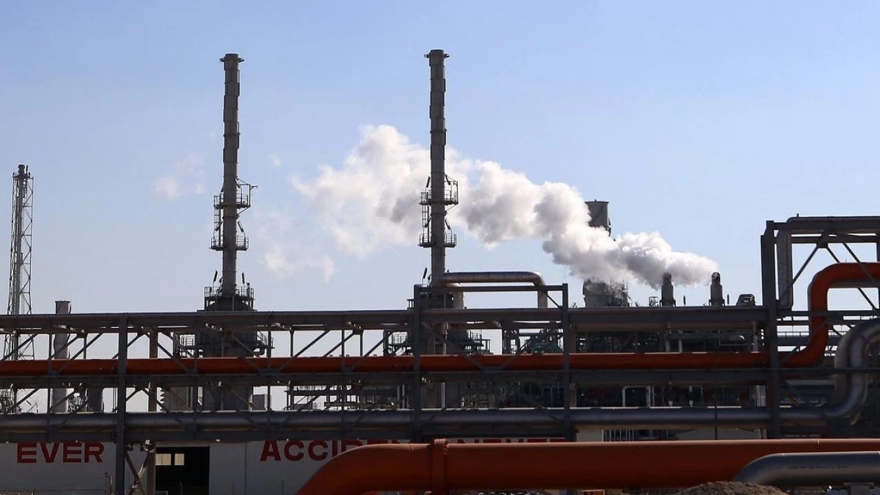 Kuwait's Ahmadi port refinery fire injures 10