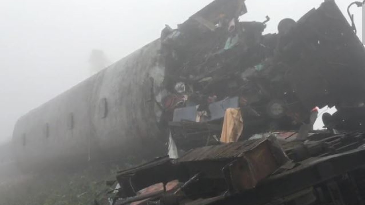 بھارت : مغربی بنگال میں ٹرین  حادثے کا شکار ،9 افراد ہلاک  متعدد زخمی