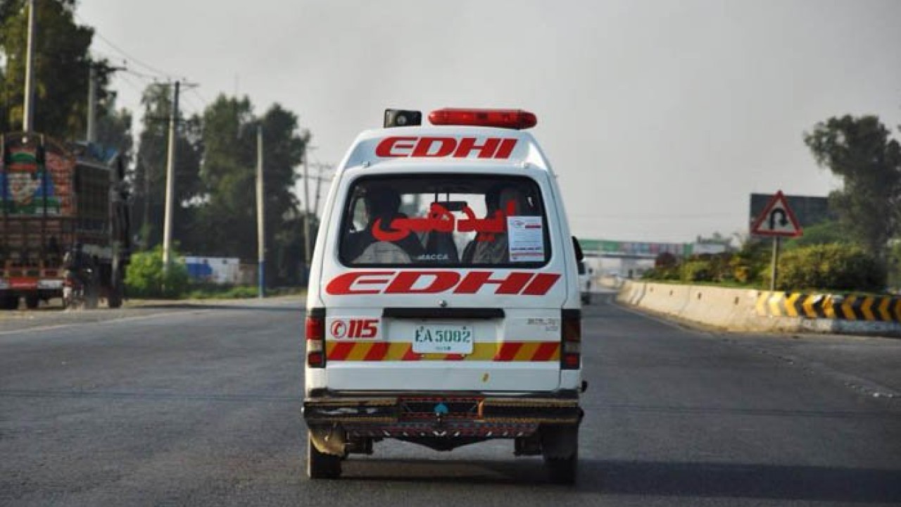 لاہور: مسافر وین نالے میں گر گئی،6 افراد جاں بحق