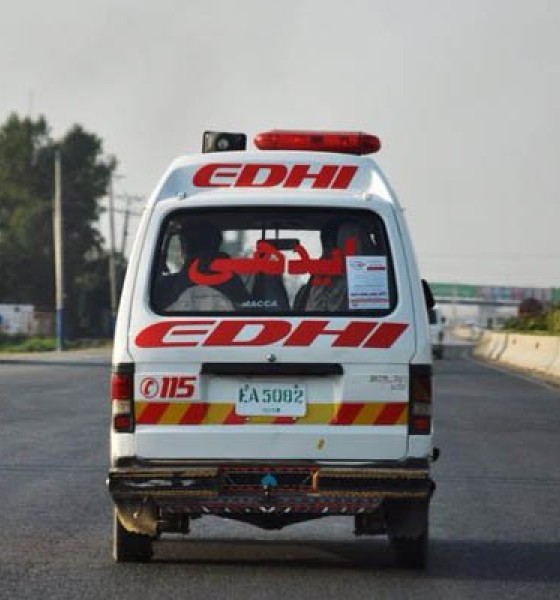 لاہور: مسافر وین نالے میں گر گئی،6 افراد جاں بحق