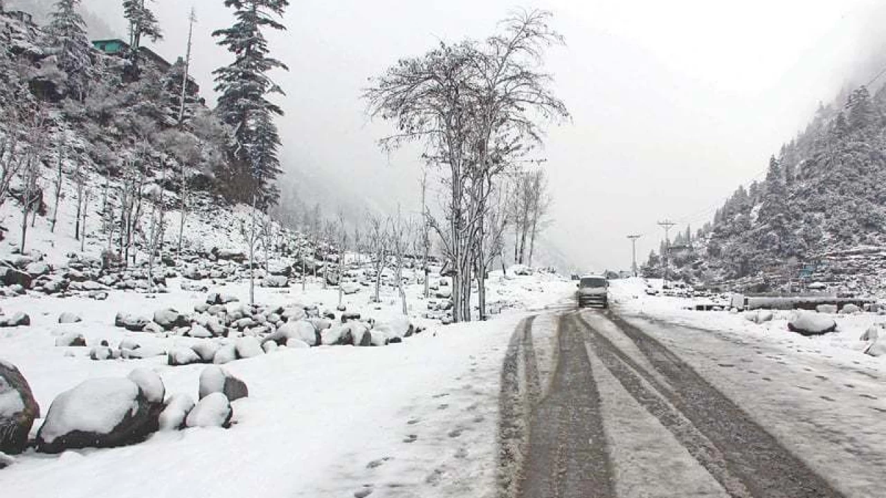 Heavy snowfall blocks major roads in Azad Kashmir