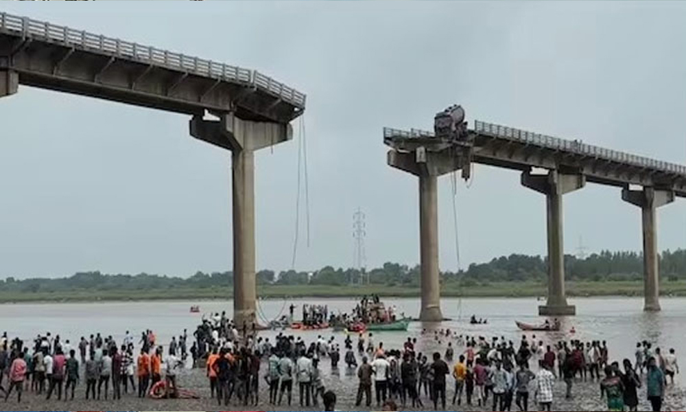 10 killed as bridge collapses in Indian Gujarat